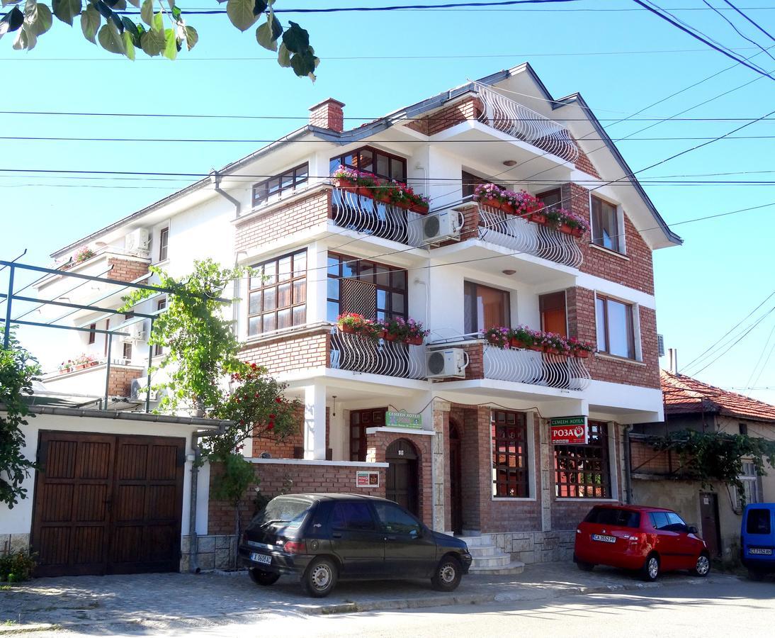 Family Hotel Rose Pavel Banja Exteriér fotografie